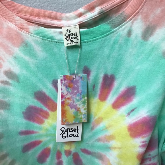 Twist Front Tie Dye Crop Tee NWT - Picture 3 of 3